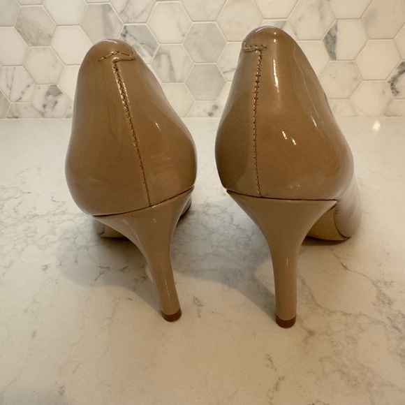 NINE WEST CASSIC ROUND TOR HEELS, SIZE 6 1/2 M. PATIENT LEATHER, EUC - Picture 5 of 6